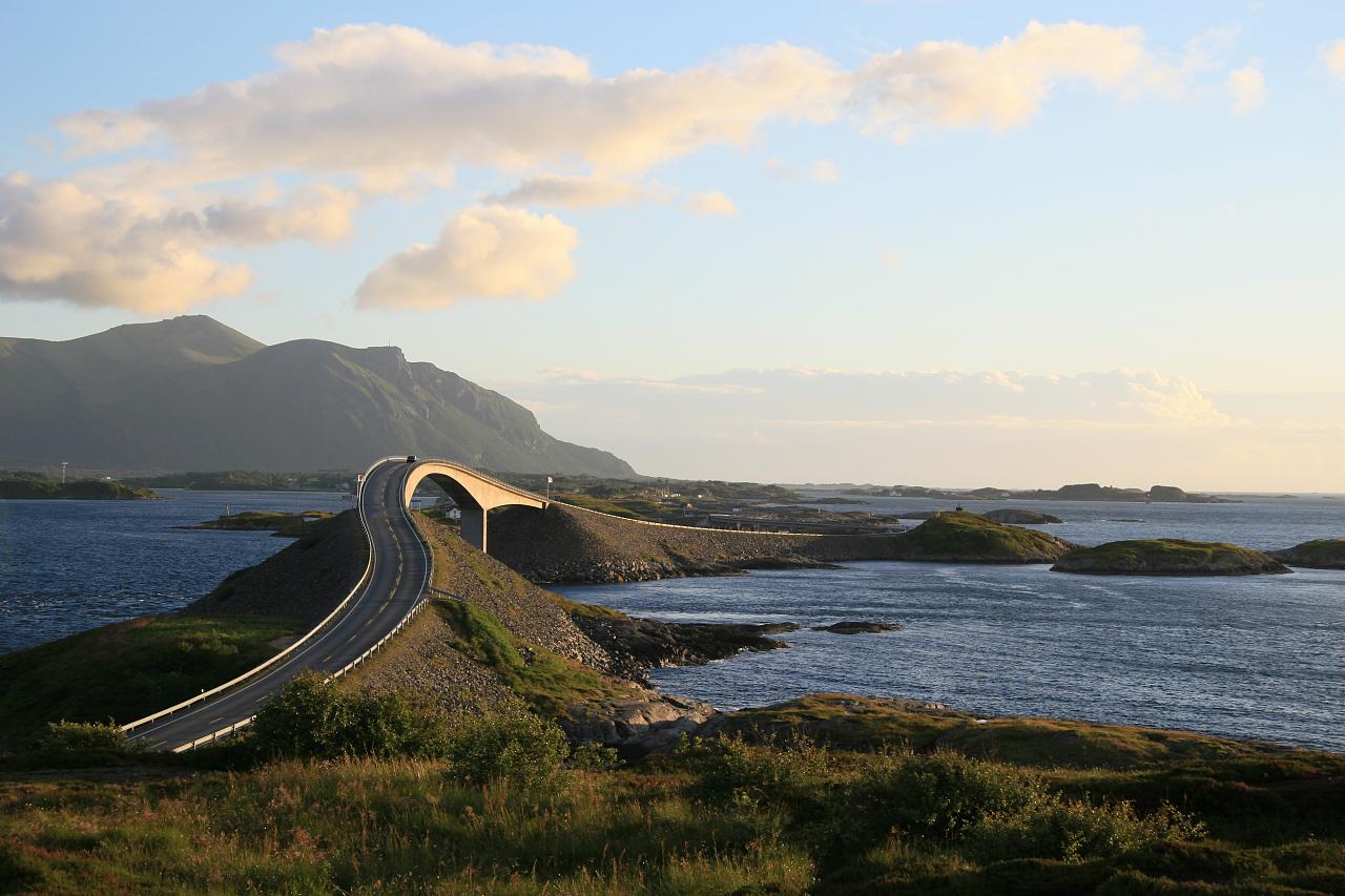 Гора гну. Дорога Атлантик роуд Норвегия. Мост Атлантик роуд Норвегия. Атлантическая дорога в Норвегии. Атлантическая дорога в Норвегии фото.